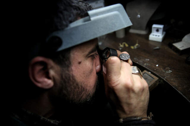 11 Metrekarelik Dükkanında Yaptığı Pırlanta Takılar Türkiye'nin Dört Bir Yanından Talep Görüyor 11 Metrekarelik Dükkanında Yaptığı Pırlanta Takılar Türkiye'nin Dört Bir Yanından Talep Görüyor