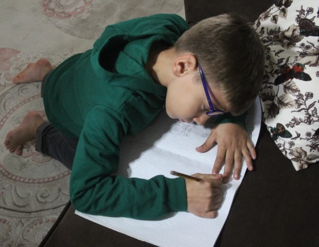 24 Parmaklı Çocuğun Büyük Çilesi! Ne Yazı Yazabiliyor, Ne de Ayakkabı Giyebiliyor