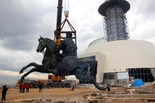 19 Tonluk Dev Köroğlu Heykeli 65 Metre Yüksekliğe Konuldu