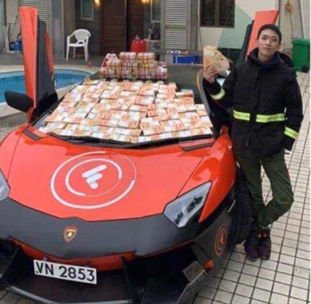 Çatıdan Binlerce Dolar Saçtıran Milyoner, Gözaltına Alındı