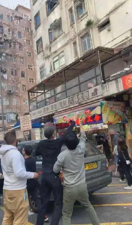 Çatıdan Binlerce Dolar Saçtıran Milyoner, Gözaltına Alındı