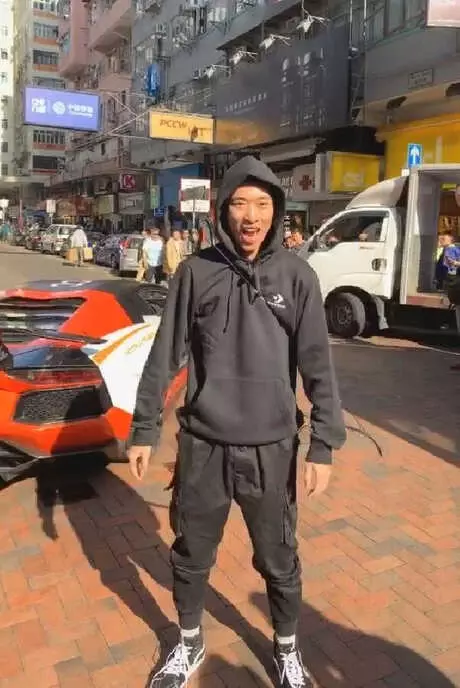 Çatıdan Binlerce Dolar Saçtıran Milyoner, Gözaltına Alındı