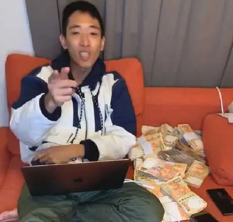 Çatıdan Binlerce Dolar Saçtıran Milyoner, Gözaltına Alındı