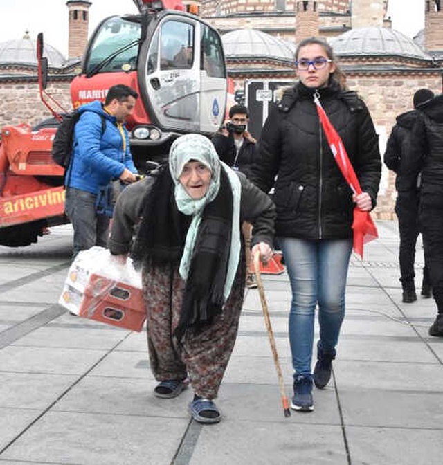Cumhurbaşkanı Erdoğan, Yaşlı Kadının Torunu İçin İş İsteğini Geri Çevirmedi