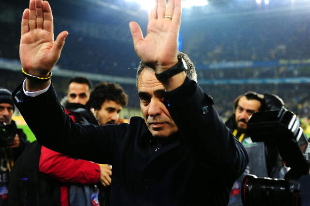 Fenerbahçeli Taraftarlardan Ersun Yanal'a Büyük Destek Fenerbahçeli Taraftarlardan Ersun Yanal'a Büyük Destek