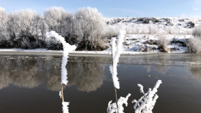 Termometreler Eksi 15 Dereceyi Gördü, Kars Çayı Buz Tuttu