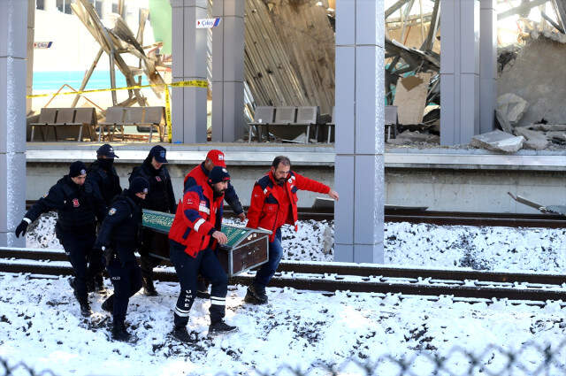 Son Dakika! Ankara'daki Tren Kazasında Gözaltına Alınan 3 TCDD Personeli Adliyeye Sevk Edildi Ankara'daki Tren Kazasında Gözaltına Alınan 3 TCDD Personeli Adliyeye Sevk Edildi