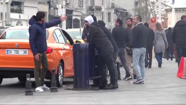 Taksim Meydanında Taksicilerin Sıra Kavgası Kamerayla Anbean Kaydedildi