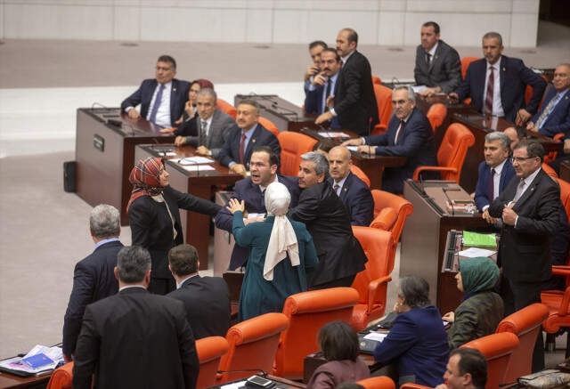 Bakan Akar'dan Özgür Özel'e 15 Temmuz Cevabı: Kafanızda Tabanca Varken, Hayır Diyebilecek Kaç Kişi Var?