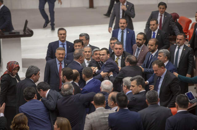 Bakan Akar'dan Özgür Özel'e 15 Temmuz Cevabı: Kafanızda Tabanca Varken, Hayır Diyebilecek Kaç Kişi Var?