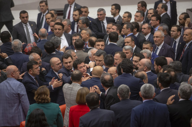 Bakan Akar'dan Özgür Özel'e 15 Temmuz Cevabı: Kafanızda Tabanca Varken, Hayır Diyebilecek Kaç Kişi Var?