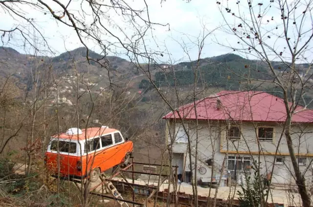 Fındık Bahçesinde 1985 Model Minibüsü Havada Görenler Şaşkınlığını Gizleyemiyor