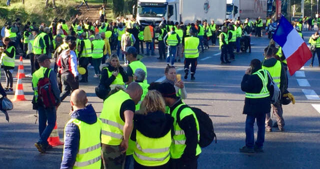 Fransa'da Sarı Yelekliler Otoyol Gişesini Ateşe Verdi Fransa'da Sarı Yelekliler Otoyol Gişesini Ateşe Verdi