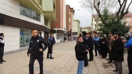 İntihar Etmek İçin Çatıya Çıkan Kişi, 109 Suçtan Aranıyormuş