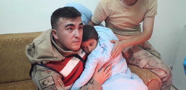 Jandarma Tarafından Donmak Üzereyken Bulunan Çocuğun İlk İsteği Ayakkabı Oldu