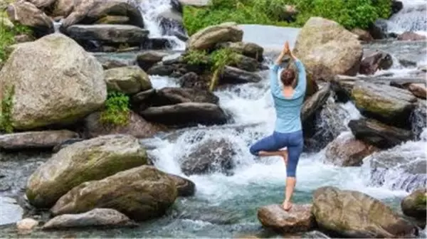 Yoga Hareketleri: Güne Enerjik Başlamanızı Sağlayacak Duruşlar ve Faydaları