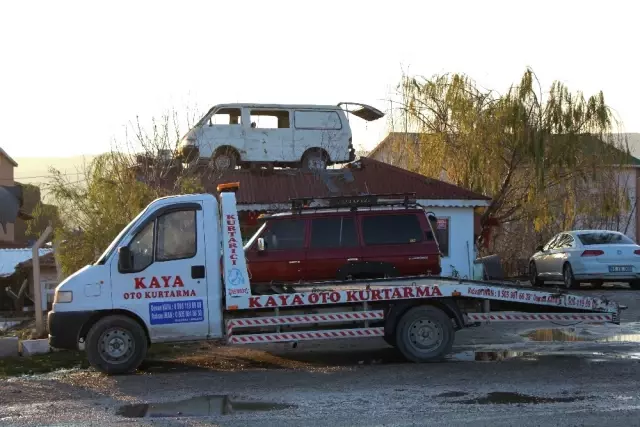 Çatıdaki 1994 Model Minibüsü Görenler, Şaşkınlığını Gizleyemiyor