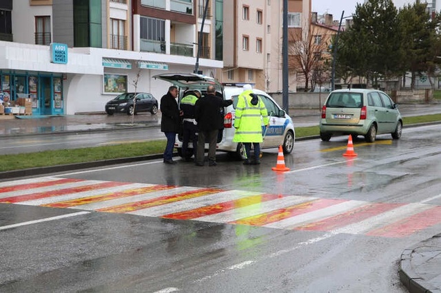Yaya Geçidinden Karşıya Geçmeye Çalışan Lise Öğrencisine Otomobil Çarptı