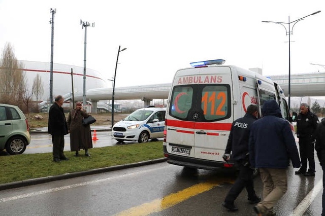 Yaya Geçidinden Karşıya Geçmeye Çalışan Lise Öğrencisine Otomobil Çarptı