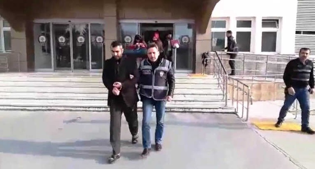 İki Kişiyi Evlilik Vaadiye Dolandıran Kadını, Düğün Davetiyesi Ele Verdi