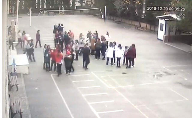 Deprem Anında Okulda Yaşanan Panik Güvenlik Kamerasına Yansıdı Deprem Anında Okulda Yaşanan Panik Güvenlik Kamerasına Yansıdı