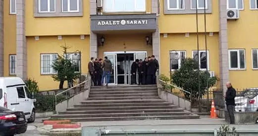 Cinsel İstismar Sanığı, Adliyede Polisin Belinden Silahı Alıp Rastgele Ateş Etti