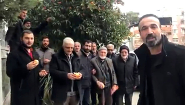 İzmir'de Toplanan Vatandaşlar Fatih Portakal'ı Portakal Yiyerek Protesto Ettiler