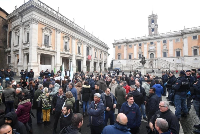 Roma'da Kent Merkezine Girmesi Yasaklanan Turist Otobüslerinden İşgal Eylemi