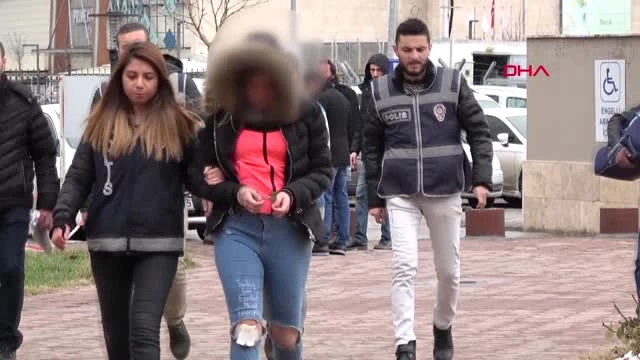 Sivas'ta Birlikte Alkol Aldıkları Arkadaşlarını Bıçaklayan 2 Genç Kız, Gözaltına Alındı
