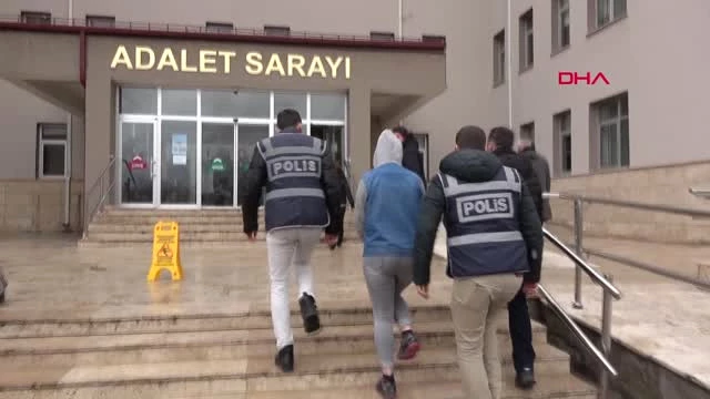 Sivas'ta Birlikte Alkol Aldıkları Arkadaşlarını Bıçaklayan 2 Genç Kız, Gözaltına Alındı