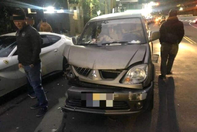 3 Ferrari'ye Çarpan Yoksul Garsonun Tamir Masrafları İçin Yardım Kampanyası 4 Ferrari'ye Çarpan Garsonun, 390 Bin Dolarlık Masrafı Ödemesi İçin 28 Yıl Çalışması Gerekiyor