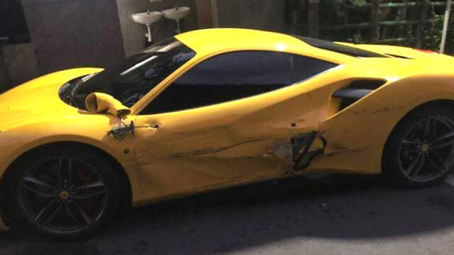 3 Ferrari'ye Çarpan Yoksul Garsonun Tamir Masrafları İçin Yardım Kampanyası 4 Ferrari'ye Çarpan Garsonun, 390 Bin Dolarlık Masrafı Ödemesi İçin 28 Yıl Çalışması Gerekiyor