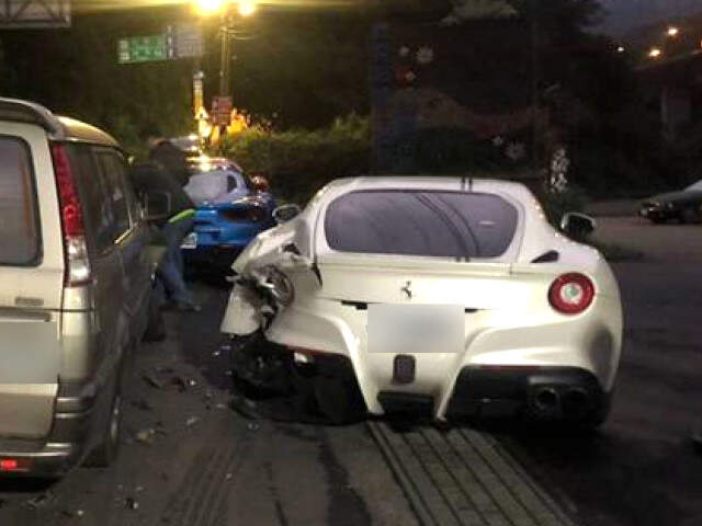 3 Ferrari'ye Çarpan Yoksul Garsonun Tamir Masrafları İçin Yardım Kampanyası 4 Ferrari'ye Çarpan Garsonun, 390 Bin Dolarlık Masrafı Ödemesi İçin 28 Yıl Çalışması Gerekiyor