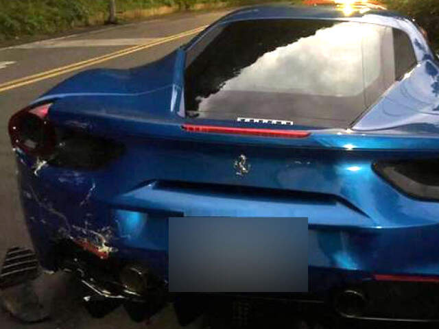 3 Ferrari'ye Çarpan Yoksul Garsonun Tamir Masrafları İçin Yardım Kampanyası 4 Ferrari'ye Çarpan Garsonun, 390 Bin Dolarlık Masrafı Ödemesi İçin 28 Yıl Çalışması Gerekiyor