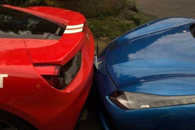 3 Ferrari'ye Çarpan Yoksul Garsonun Tamir Masrafları İçin Yardım Kampanyası 4 Ferrari'ye Çarpan Garsonun, 390 Bin Dolarlık Masrafı Ödemesi İçin 28 Yıl Çalışması Gerekiyor
