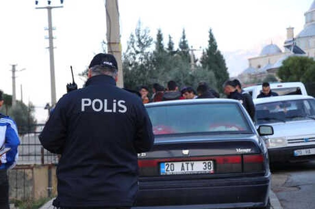 Lise Önünde Çıkan 'Yan Bakma' Tartışması Kanlı Bitti! Bir Öğrenci Yaralandı
