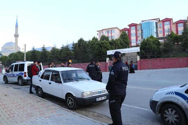 Lise Önünde Çıkan 'Yan Bakma' Tartışması Kanlı Bitti! Bir Öğrenci Yaralandı