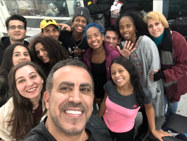 Haluk Levent, Havalimanında Mahsur Kalan Kolombiyalı Dansçılara Yardım Etti