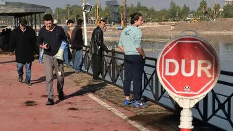 Nehirde Sular Çekildi, Oksijensiz Kalan Balıkları Gören Vatandaşlar Akın Etti