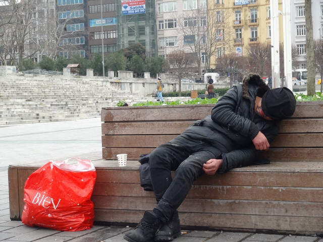 Bankta Uyumaya Çalışan Evsiz Vatandaşın Görüntüsü Yürek Burktu Bankta Uyumaya Çalışan Evsiz Vatandaşın Görüntüsü Yürek Burktu