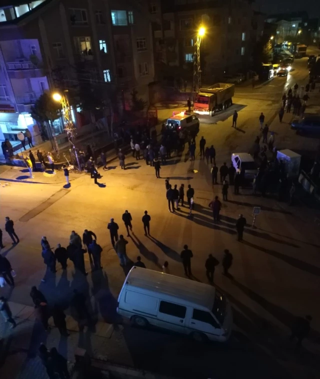Başkent'te Şizofreni Hastası Öğretmen, Tüm Mahalleyi Ayağa Kaldırdıktan Sonra Boğazına Bıçak Dayayıp Polisleri Taşladı