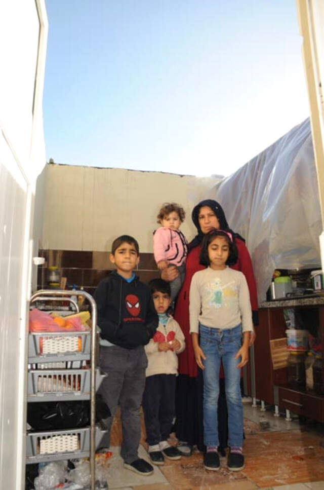 Rüzgarda Çatısı Uçan Aile Perişan Oldu Fırtına Yıktı Geçti! Çatısı Uçan Aile Kışın Ortasında Perişan Oldu