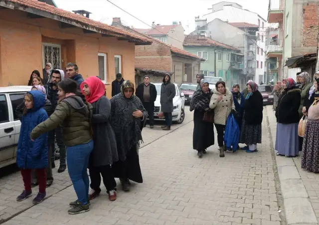 Bir Babanın Yıkıldığı An! 3 Çocuğunu Yerde Hareketsiz Halde Buldu