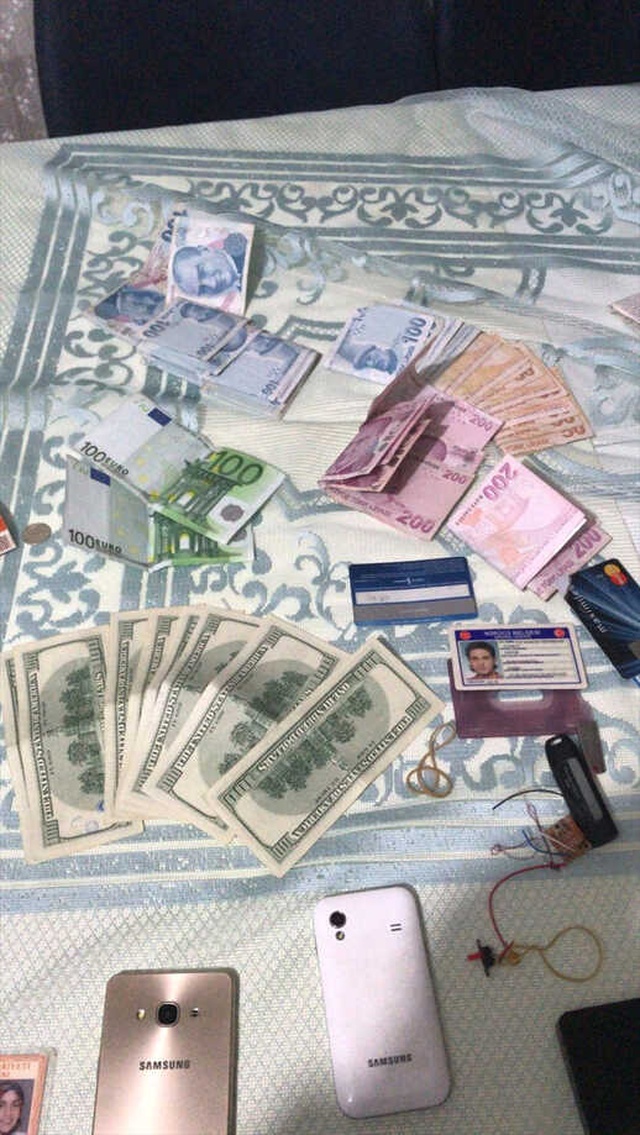 FETÖ Operasyonunda, Sarı ve Kırmızı Yelekler Bulundu