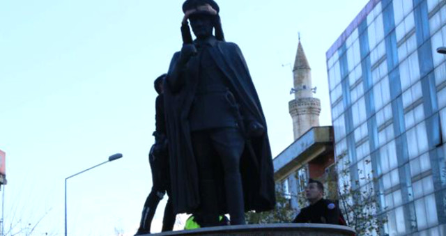Cezaevindeki Ağabeyine Af İçin İkinci Kez Atatürk Heykeline Çıktı