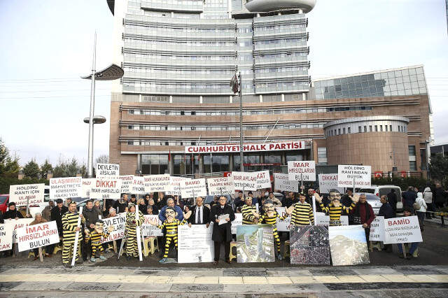 'Dalton Kardeşler' Kıyafetleriyle CHP Genel Merkezi Önünde Eylem Yaptılar Arsa Mağdurları, 'Dalton Kardeşler' Kıyafetleriyle CHP Genel Merkezi Önünde Eylem Yaptı