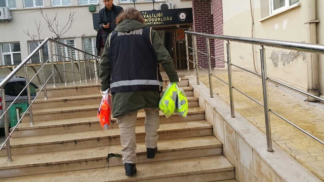 Evinden Sarı Yelek Çıkan Öğretmenin Karısı, Kendisini