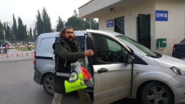 Evinden Sarı Yelek Çıkan Öğretmenin Karısı, Kendisini
