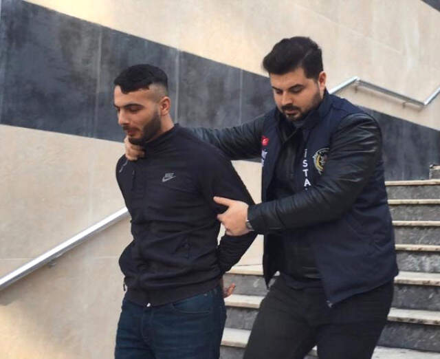 Hırsızlık Operasyonunda Gözaltına Alınan Zanlı, Adliye Çıkışı Bağırdı: Aklım Yapamadıklarımda Hırsızlık Operasyonunda Gözaltına Alınan Zanlı, Adliye Çıkışı Bağırdı: Aklım Yapamadıklarımda
