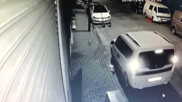 İş Yeri Sahibi, Hırsızları Durdurmak İçin Araçlarına Çarptı!